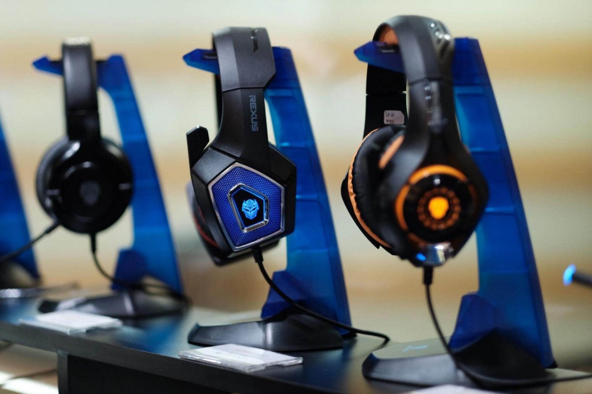 Heaphone Rexus Indonesia sedang menggantung